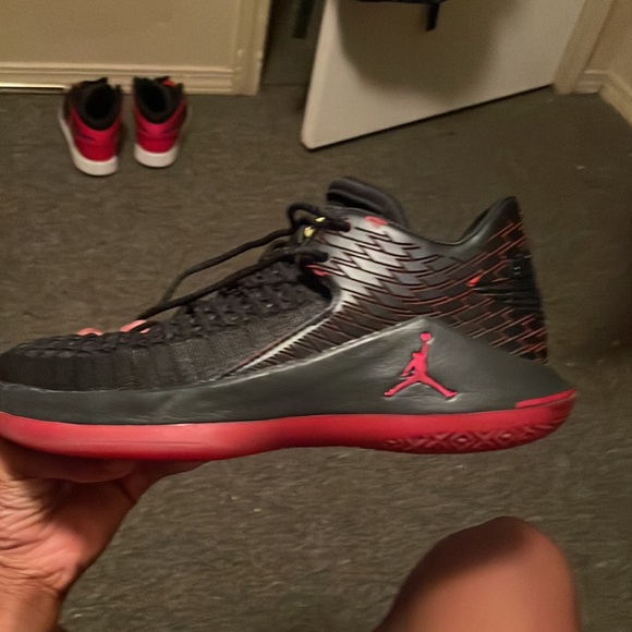 Im selling basketball jordan and the color is back,and red - Picture 2 of 5